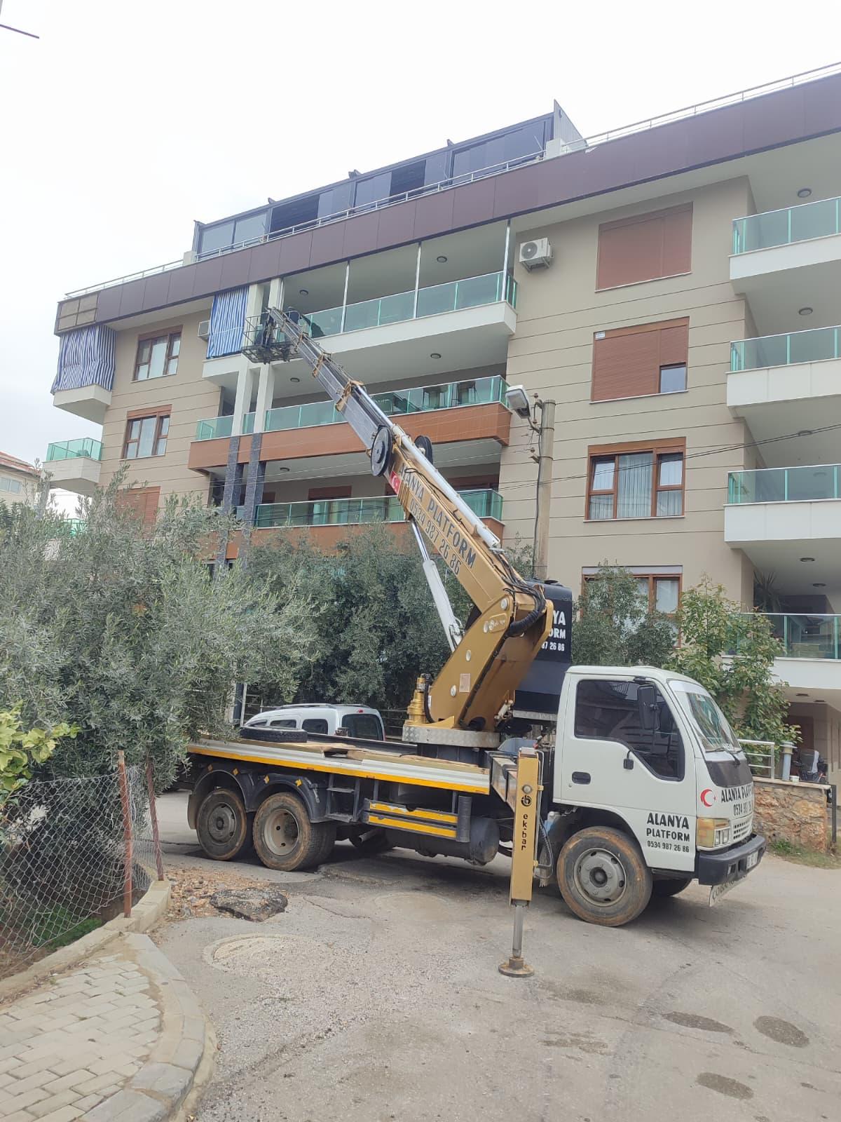 Alanya araç üstü platform kiralama - Ağaçlar üzerinden aşırtma ile cam balkon montajı